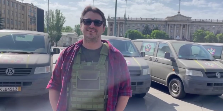 «Мистецтво, яке палить руSню»: до Миколаєва приїхали «буси Приймаченко» для захисників (ВІДЕО)