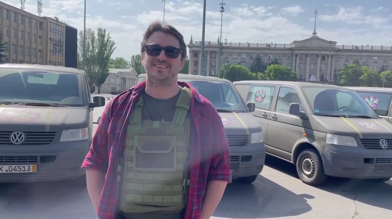 «Мистецтво, яке палить руSню»: до Миколаєва приїхали «буси Приймаченко» для захисників (ВІДЕО)