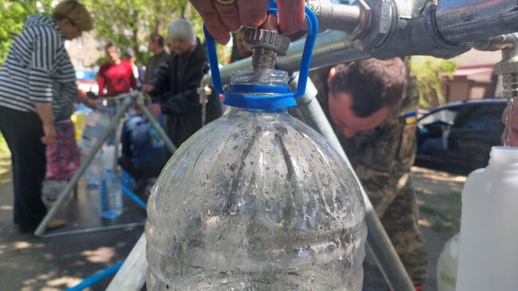 В Николаеве благодаря волонтероам работает два центра выдачи питьевой воды (ФОТО) 1