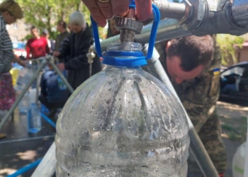 В Николаеве благодаря волонтероам работает два центра выдачи питьевой воды (ФОТО)