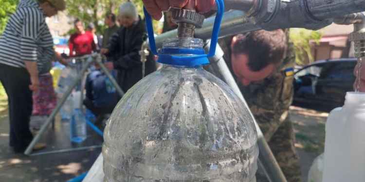 В Николаеве благодаря волонтероам работает два центра выдачи питьевой воды (ФОТО)