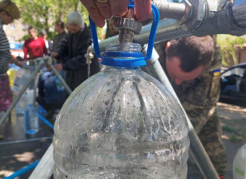 В Николаеве благодаря волонтероам работает два центра выдачи питьевой воды (ФОТО)