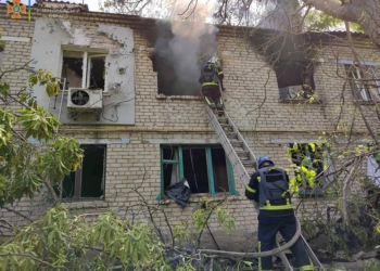 Через обстріли горіла квартира та покрівля двоповерхового будинку у смт Первомайське (ФОТО)