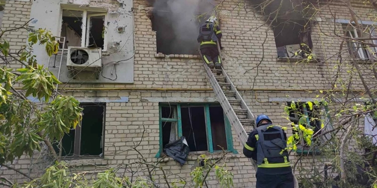 Через обстріли горіла квартира та покрівля двоповерхового будинку у смт Первомайське (ФОТО)