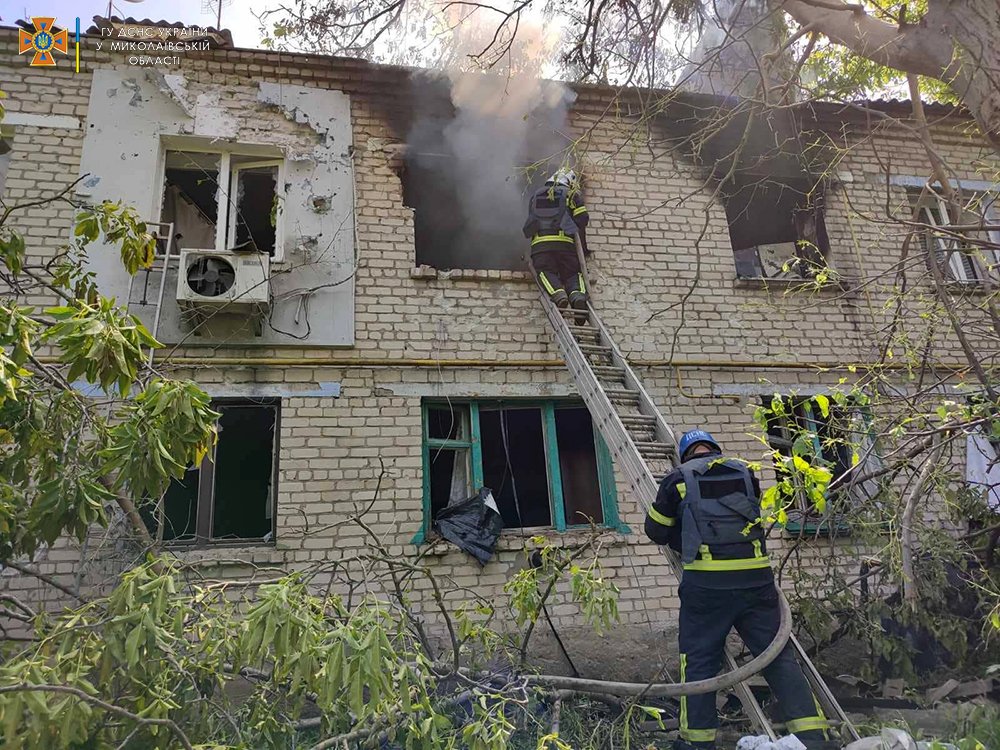 Через обстріли горіла квартира та покрівля двоповерхового будинку у смт Первомайське (ФОТО) 11
