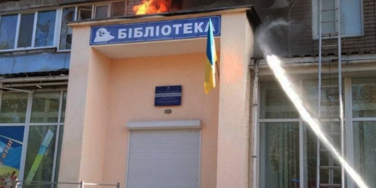 Вечірній обстріл Миколаєва: пошкоджено балкон і вікна у багатоповерхівці, горіла покрівля бібліотеки (ФОТО)