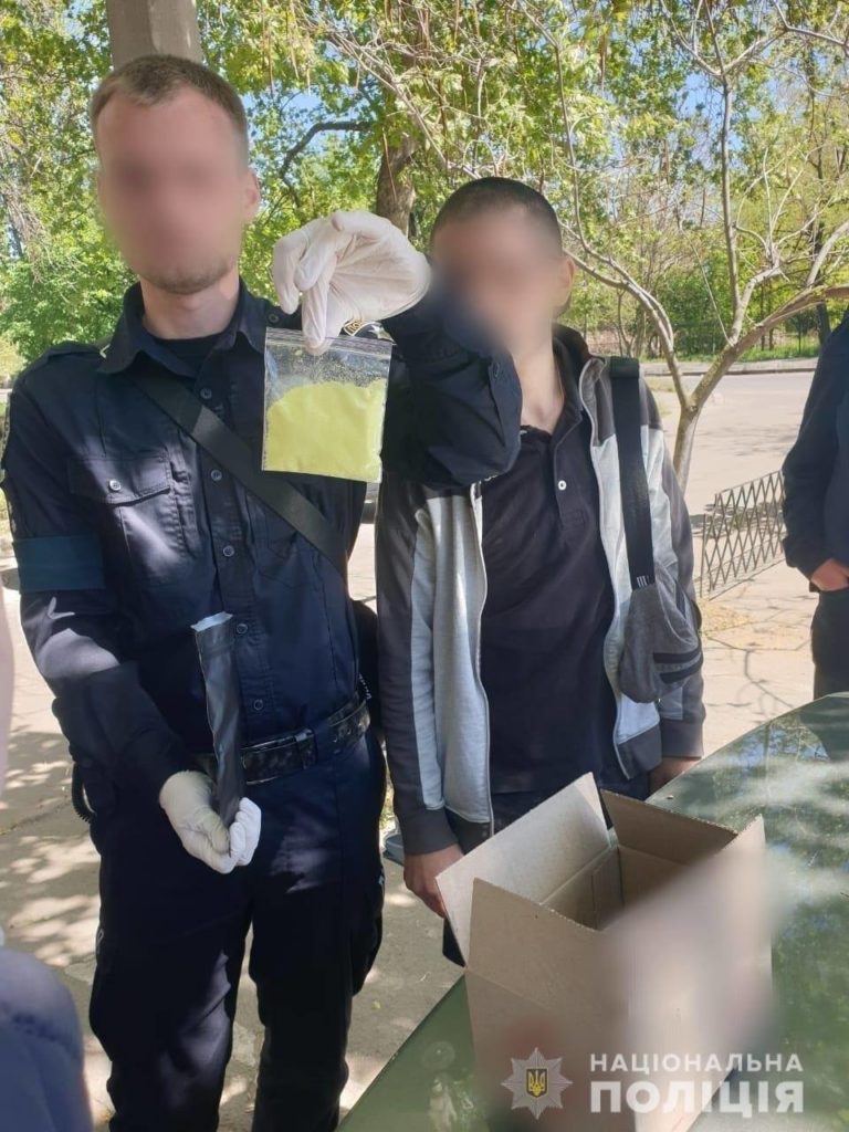 У Миколаєві поліцейські та обласна варта викрили миколаївців на незаконному зберіганні наркотичних засобів (ФОТО) 1