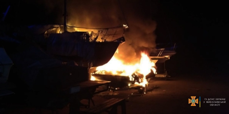 У Миколаєві за добу загасили 3 пожежі, які виникли внаслідок обстрілів. Всі – в Корабельному районі міста (ФОТО, ВІДЕО)