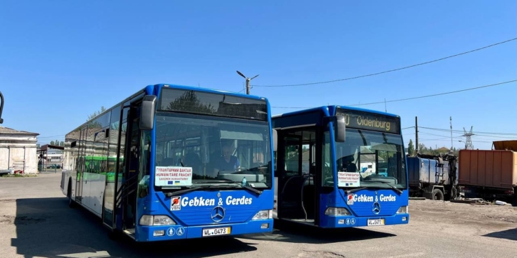 До Миколаєва доставили два пасажирських автобуси Mercedes-Benz – їх використовуватимуть для евакуації містян до Одеси та за кордон (ФОТО)