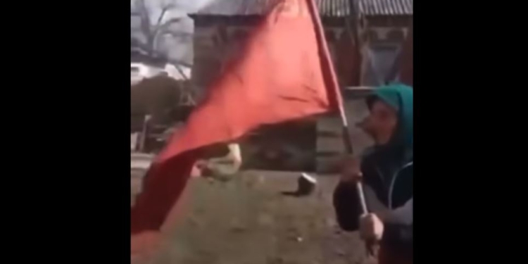 Культовая в рф бабушка с красным флагом сожалеет, что стала знаменитой таким образом. Особенно после того, как рашисты разбили ее дом (ВИДЕО)