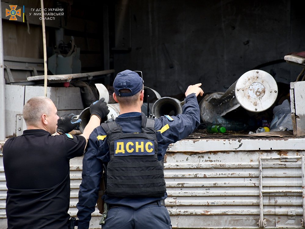 Сьогодні миколаївські піротехніки звільняли від рашистських касетних снарядів мікрорайони Миколаєва та Баловне (ФОТО) 21