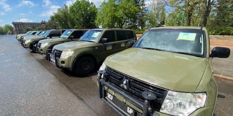У кольорах військового однострою: для Сил оборони Миколаєва Гуманітарний центр «Південь України» передав 9 автівок (ФОТО)