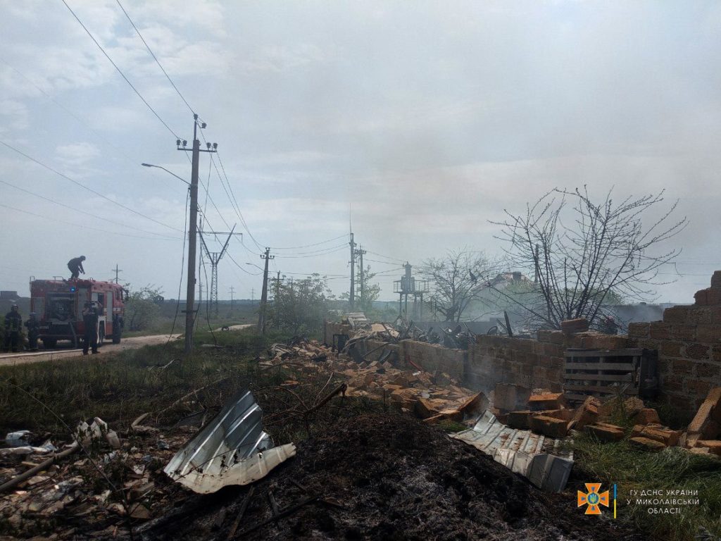 У Миколаєві внаслідок обстрілу спалахнув склад з запчастинами та автомобілями під розбирання (ФОТО, ВІДЕО) 24