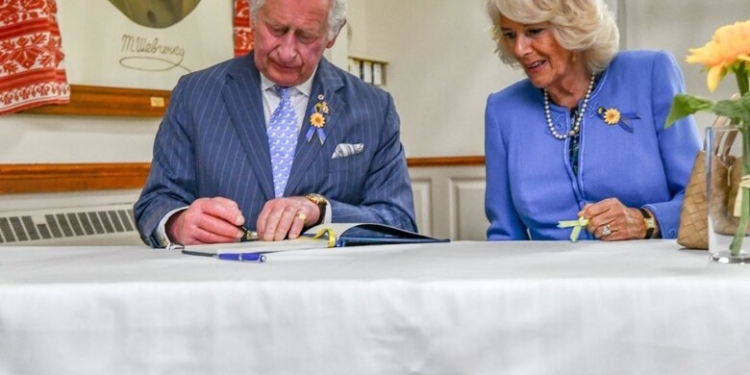 Принцу Чарльзу подарили украинскую марку с российским кораблем (ФОТО)