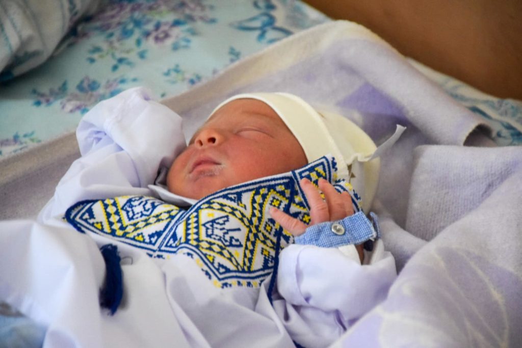 У Миколаєві новонародженим малюкам подарували перші вишиванки (ФОТО) 3