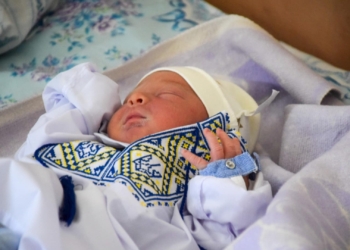 У Миколаєві новонародженим малюкам подарували перші вишиванки (ФОТО)