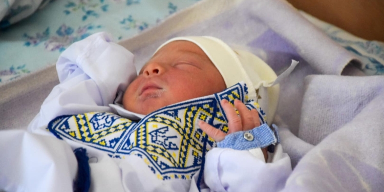 У Миколаєві новонародженим малюкам подарували перші вишиванки (ФОТО)