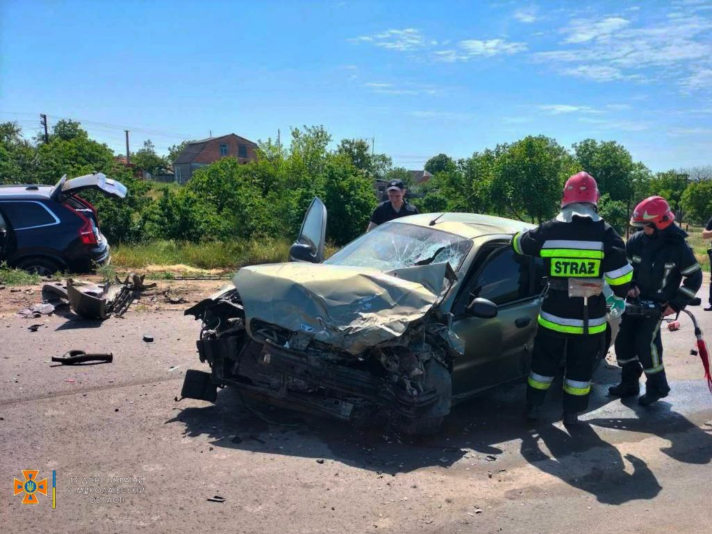 ДТП поблизу Миколаєва за участю двох легковиків: водій одного з них загинув (ФОТО) 3