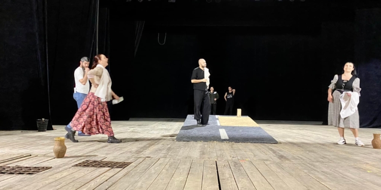 Не дивлячись на вторгнення: У Миколаївському національному українському драмтеатрі триває підготовка нових вистав (ФОТО)