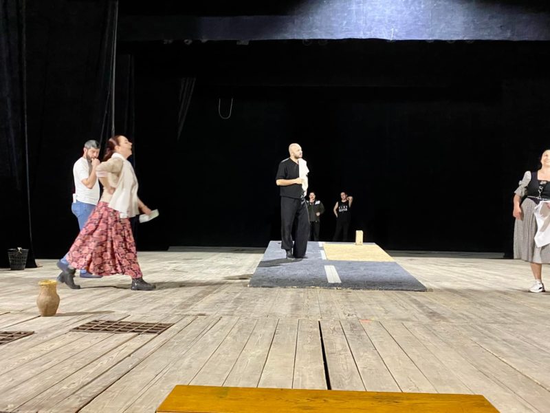 Не дивлячись на вторгнення: У Миколаївському національному українському драмтеатрі триває підготовка нових вистав (ФОТО)