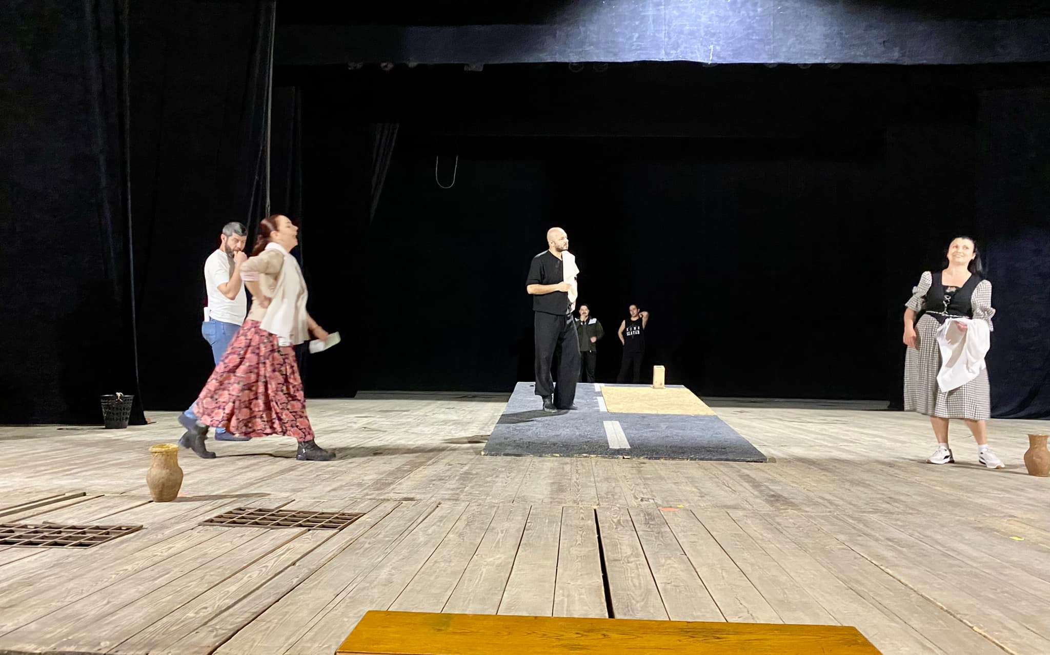 Не дивлячись на вторгнення: У Миколаївському національному українському драмтеатрі триває підготовка нових вистав (ФОТО)