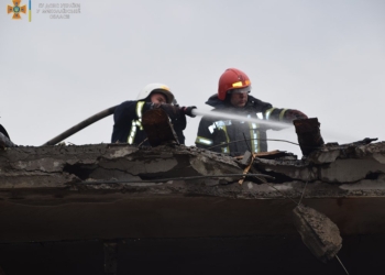 В Миколаєві після ранкового обстрілу гасили дах та приміщення сільськогосподарського підприємства (ФОТО, ВІДЕО)