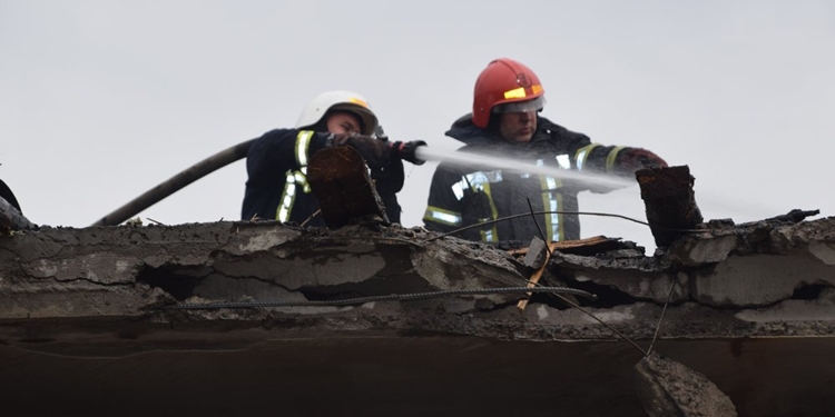 В Миколаєві після ранкового обстрілу гасили дах та приміщення сільськогосподарського підприємства (ФОТО, ВІДЕО)