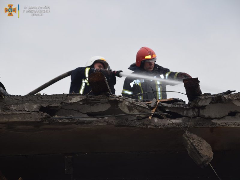 В Миколаєві після ранкового обстрілу гасили дах та приміщення сільськогосподарського підприємства (ФОТО, ВІДЕО)