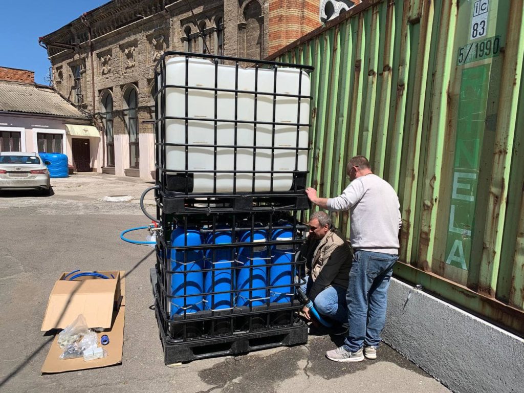 В Николаеве благодаря волонтероам работает два центра выдачи питьевой воды (ФОТО) 3