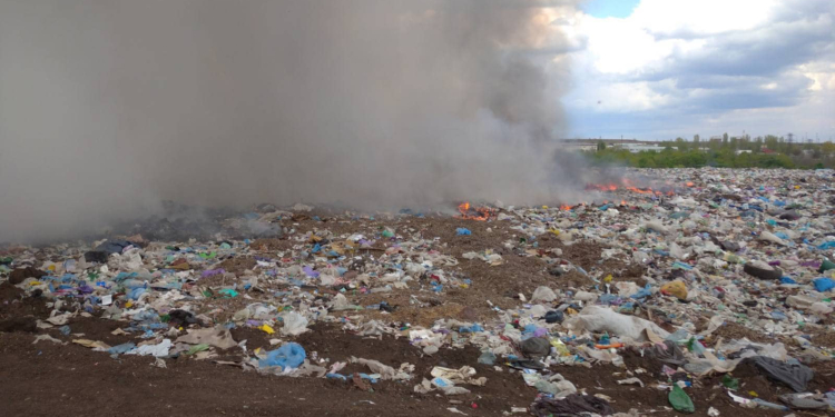 В Южноукраїнську загасили пожежу на полігоні ТПВ (ФОТО)