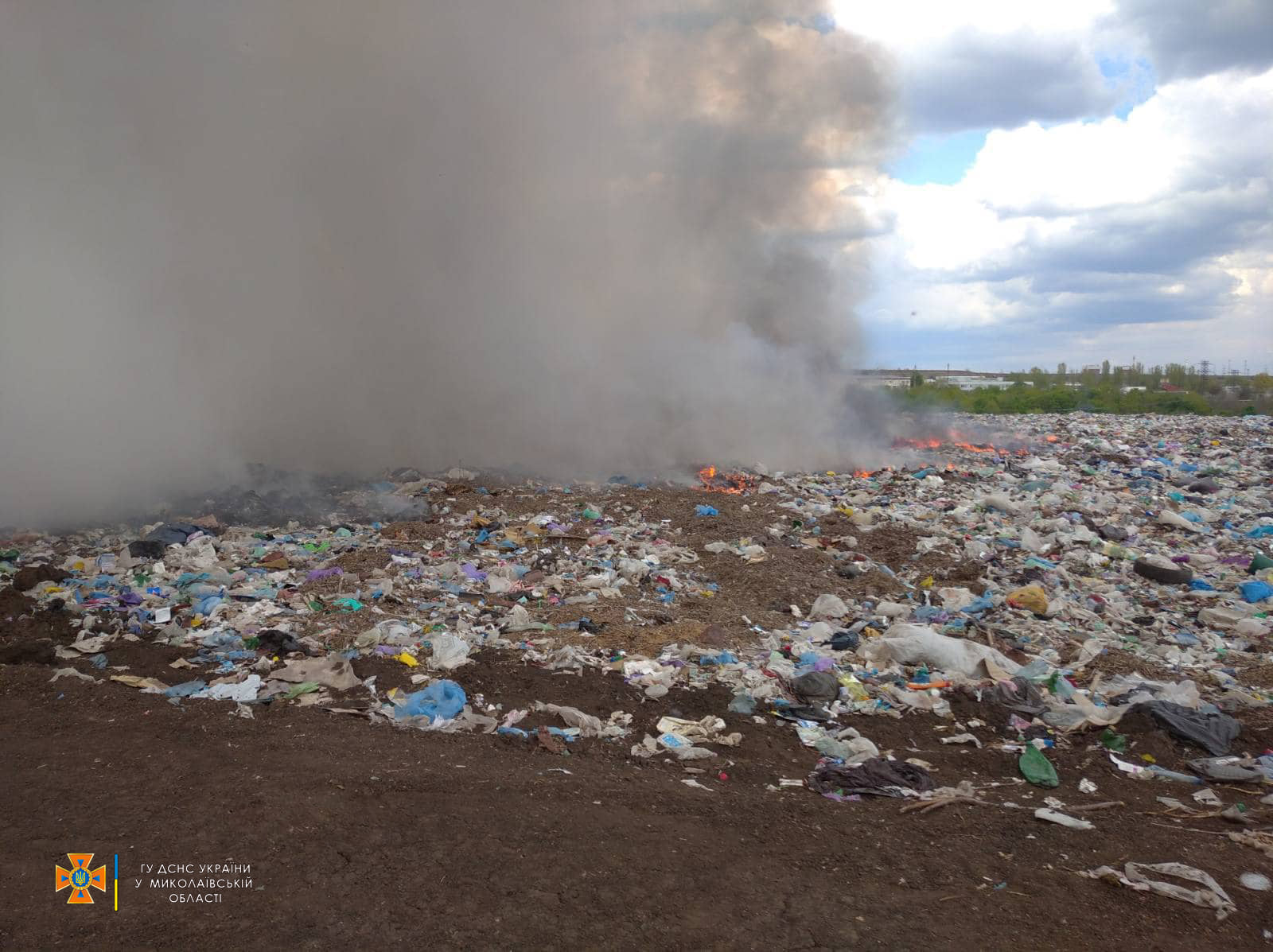 В Южноукраїнську загасили пожежу на полігоні ТПВ (ФОТО)
