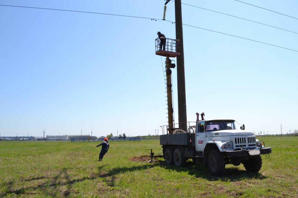 Працювали поміж оболонок снарядів: як працівники «Миколаївобленерго» відновили електрику у понад 10 тисяч осель (ФОТО) 3