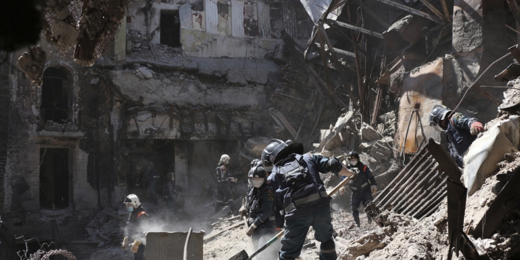 Оккупанты продолжают расчищать завалы разбомбленного ими драмтеатра в Мариуполе (ФОТО)