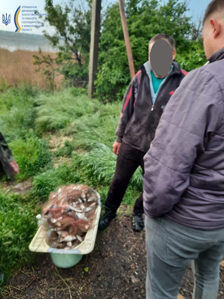 У Миколаєві рибоохоронний патруль упіймав браконьєра з сіткою та 6 кг риби (ФОТО) 3