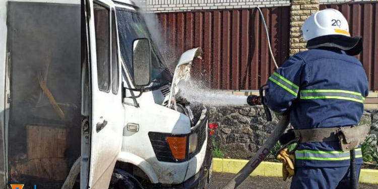 У Новому Бузі спалахнув мікроавтобус (ФОТО)