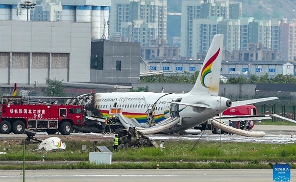 В Китае в аэропорту загорелся самолет – много пострадавших (ФОТО, ВИДЕО)