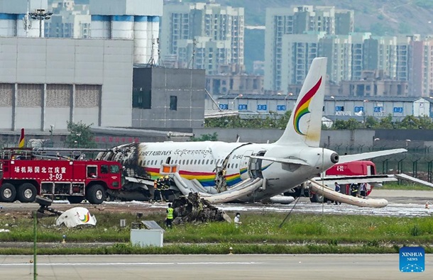 В Китае в аэропорту загорелся самолет — много пострадавших (ФОТО, ВИДЕО)