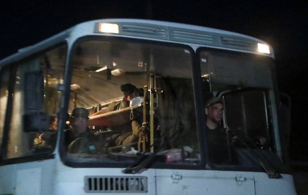 С Азовстали выехали автобусы с бойцами - Reuters (ФОТО) 9