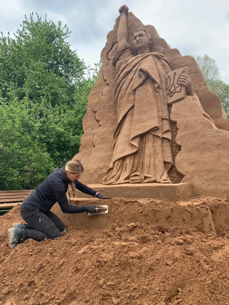 В Эстонии появилась пятиметровая песчаная скульптура Владимира Зеленского (ФОТО) 5