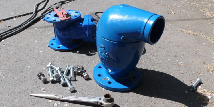 «Миколаївводоканал» встановив спеціальні пристрої, щоб випускати повітря з водогінних труб (ФОТО)
