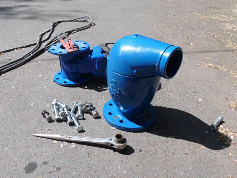 «Миколаївводоканал» встановив спеціальні пристрої, щоб випускати повітря з водогінних труб (ФОТО)