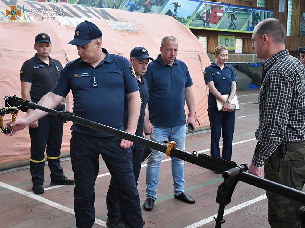 Миколаївські піротехніки отримали новий броньований автомобіль для роботи (ФОТО) 5