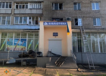 Вечірній обстріл Миколаєва: пошкоджено балкон і вікна у багатоповерхівці, горіла покрівля бібліотеки (ФОТО)