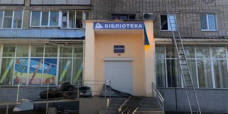 Вечірній обстріл Миколаєва: пошкоджено балкон і вікна у багатоповерхівці, горіла покрівля бібліотеки (ФОТО)