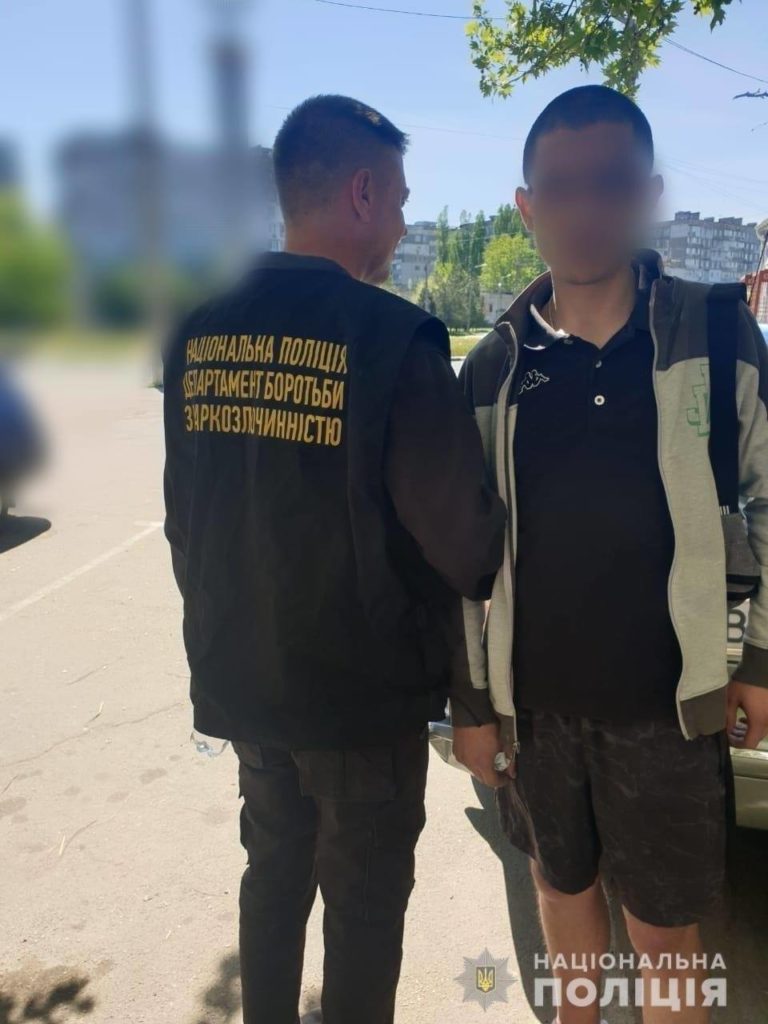 У Миколаєві поліцейські та обласна варта викрили миколаївців на незаконному зберіганні наркотичних засобів (ФОТО) 5