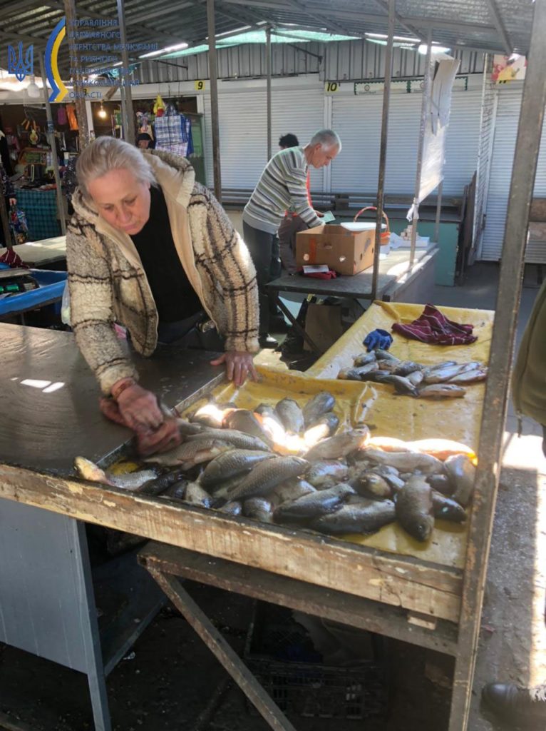 На ринках Миколаєва вилучено з продажу 12 кг риби без відповідних документів (ФОТО) 6