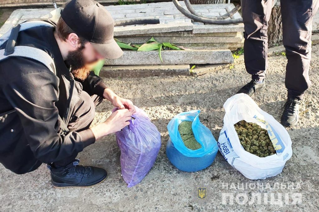 У Миколаєві поліцейські вилучили у місцевого мешканця 64 кг коноплі (ФОТО, ВІДЕО) 5