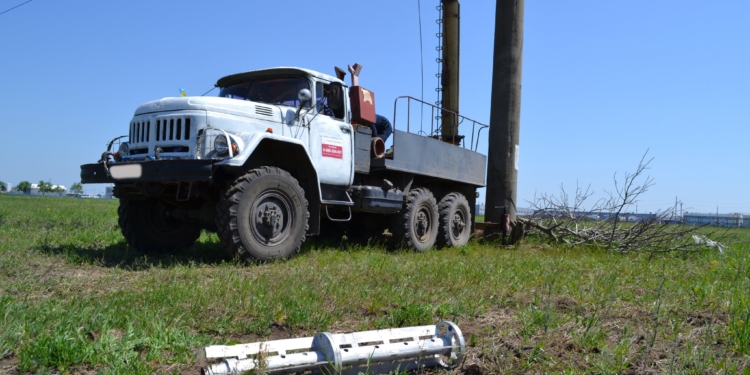 Працювали поміж оболонок снарядів: як працівники «Миколаївобленерго» відновили електрику у понад 10 тисяч осель (ФОТО)