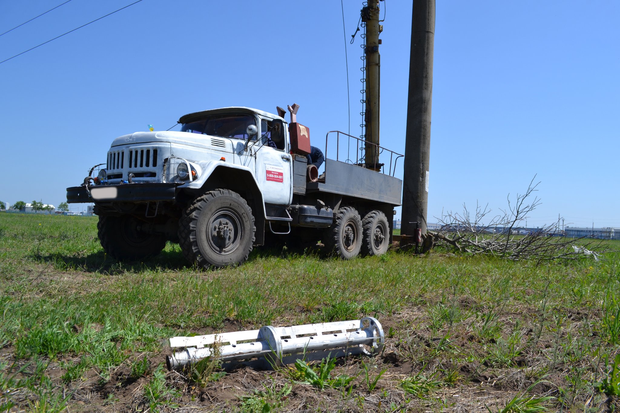 Працювали поміж оболонок снарядів: як працівники «Миколаївобленерго» відновили електрику у понад 10 тисяч осель (ФОТО)