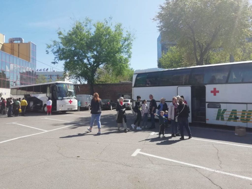 Ще 75 матусь з дітьми виїхали з Миколаєва до Австрії (ФОТО) 5